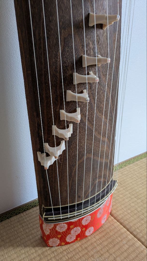 伝統的な琴 13弦