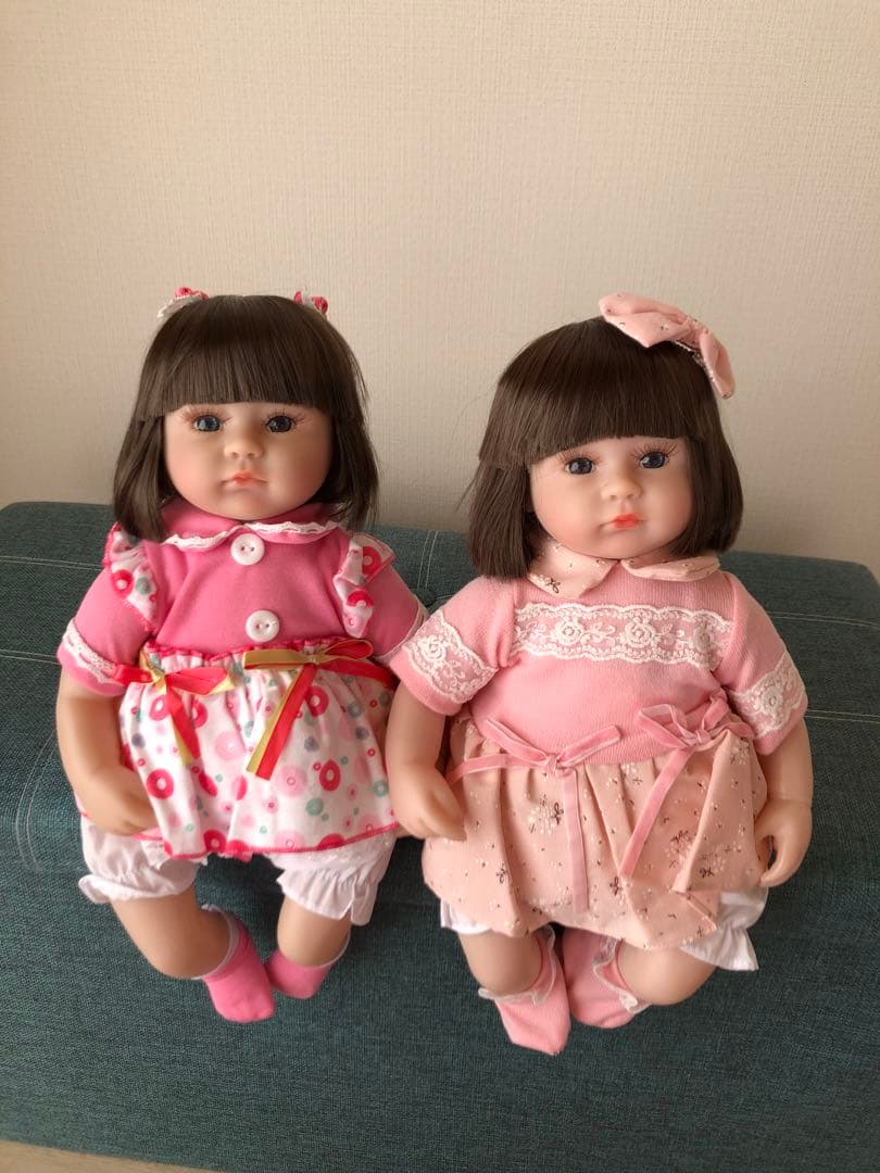 赤ちゃんの人形　双子の女の子　　ベビードール