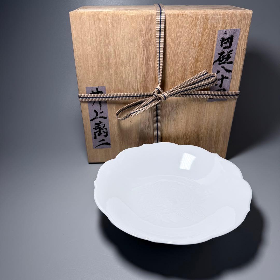 人間国宝　井上萬二　作　白磁牡丹彫文輪花形八寸皿　箱付　無傷　直径23.3cm