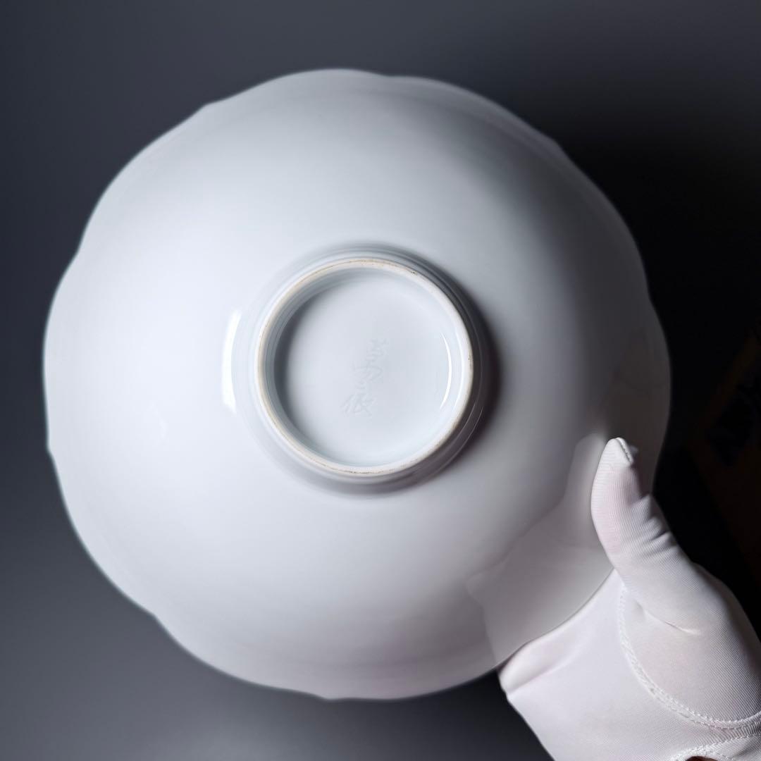 人間国宝　井上萬二　作　白磁牡丹彫文輪花形八寸皿　箱付　無傷　直径23.3cm