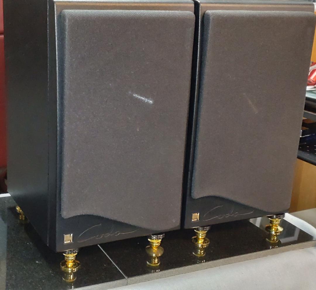 【美品】KEF Coda7英国ブランドスピーカー　《インシュレータ二種付》