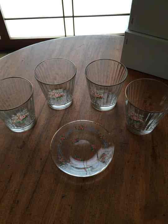 ローズ柄　グラス　4個と　ガラス小皿　1枚