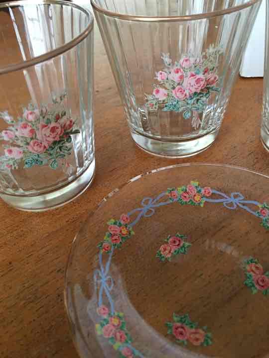 ローズ柄　グラス　4個と　ガラス小皿　1枚