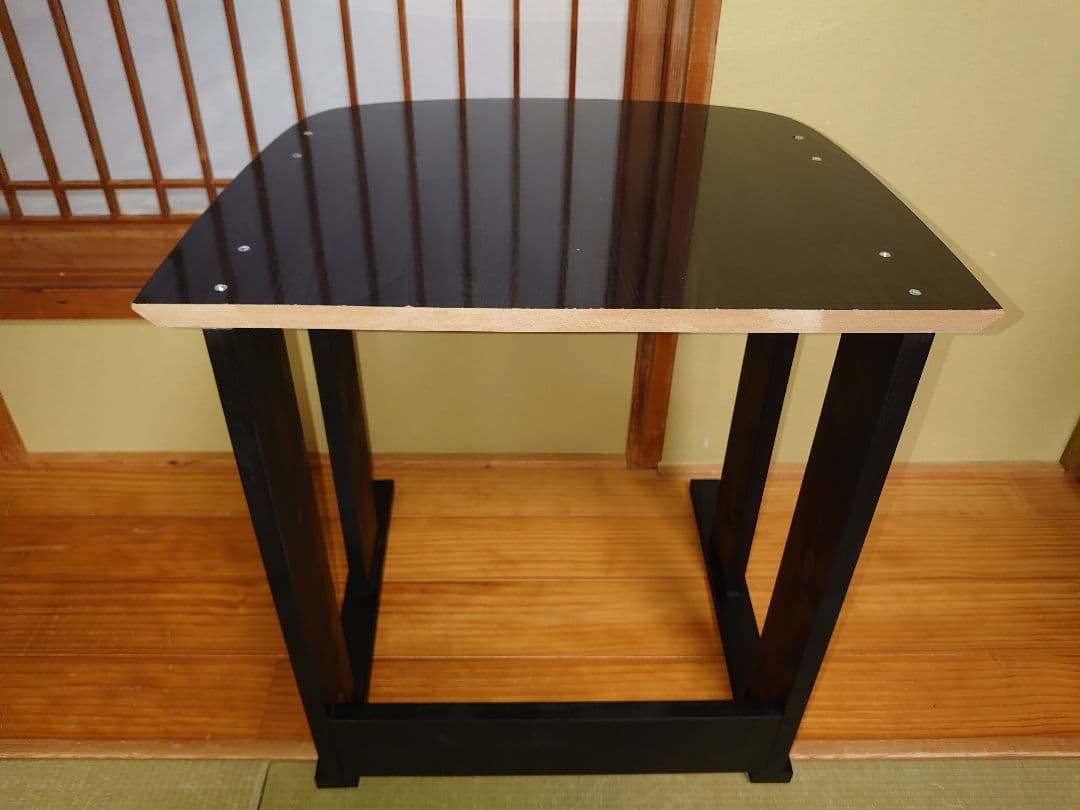 【累積137台目の出品】1台用パチスロ実機の置き台（シンプルスタンド）小さめ黒色