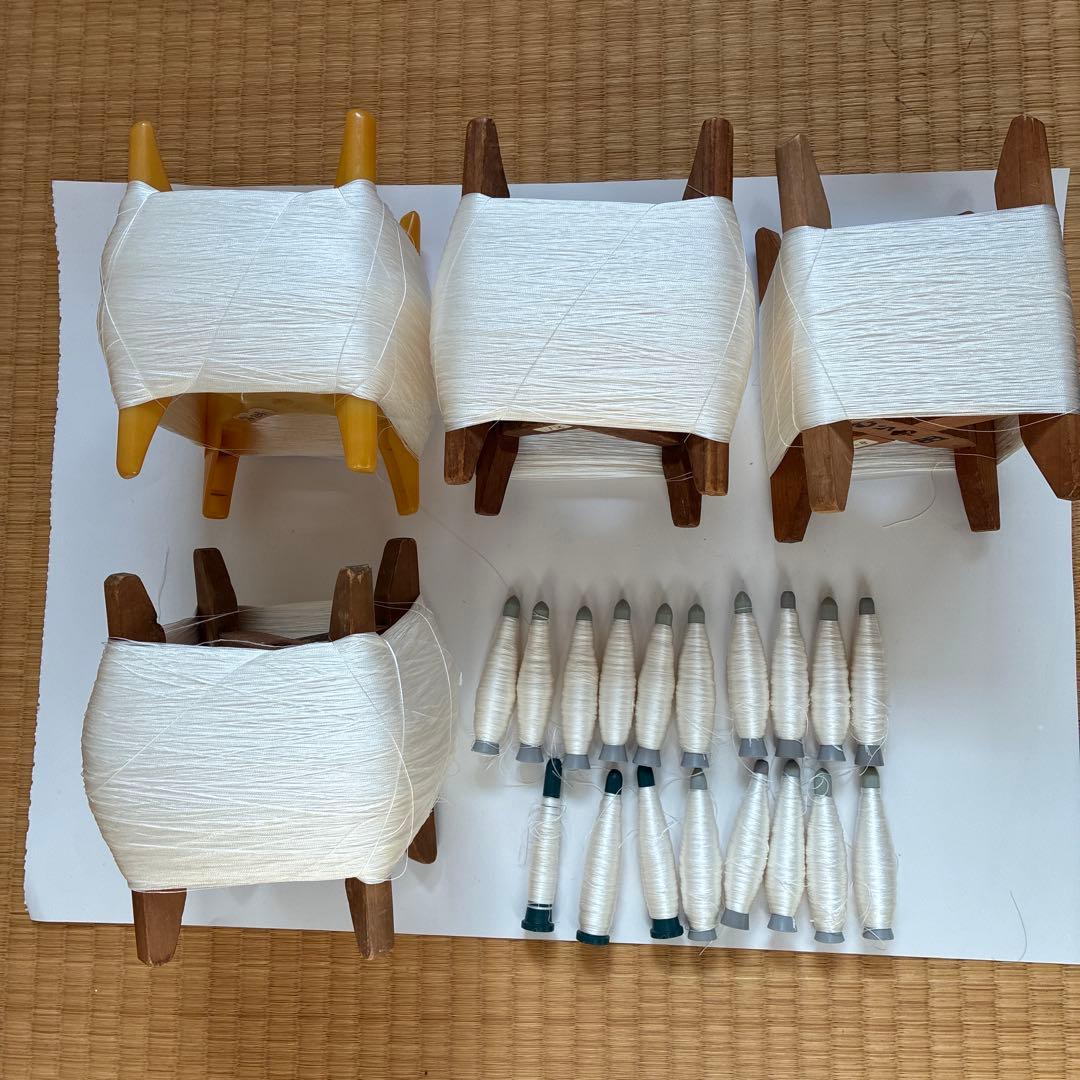 木枠　プラスチック枠に巻いた織物用絹糸と管に巻いた織物用絹糸