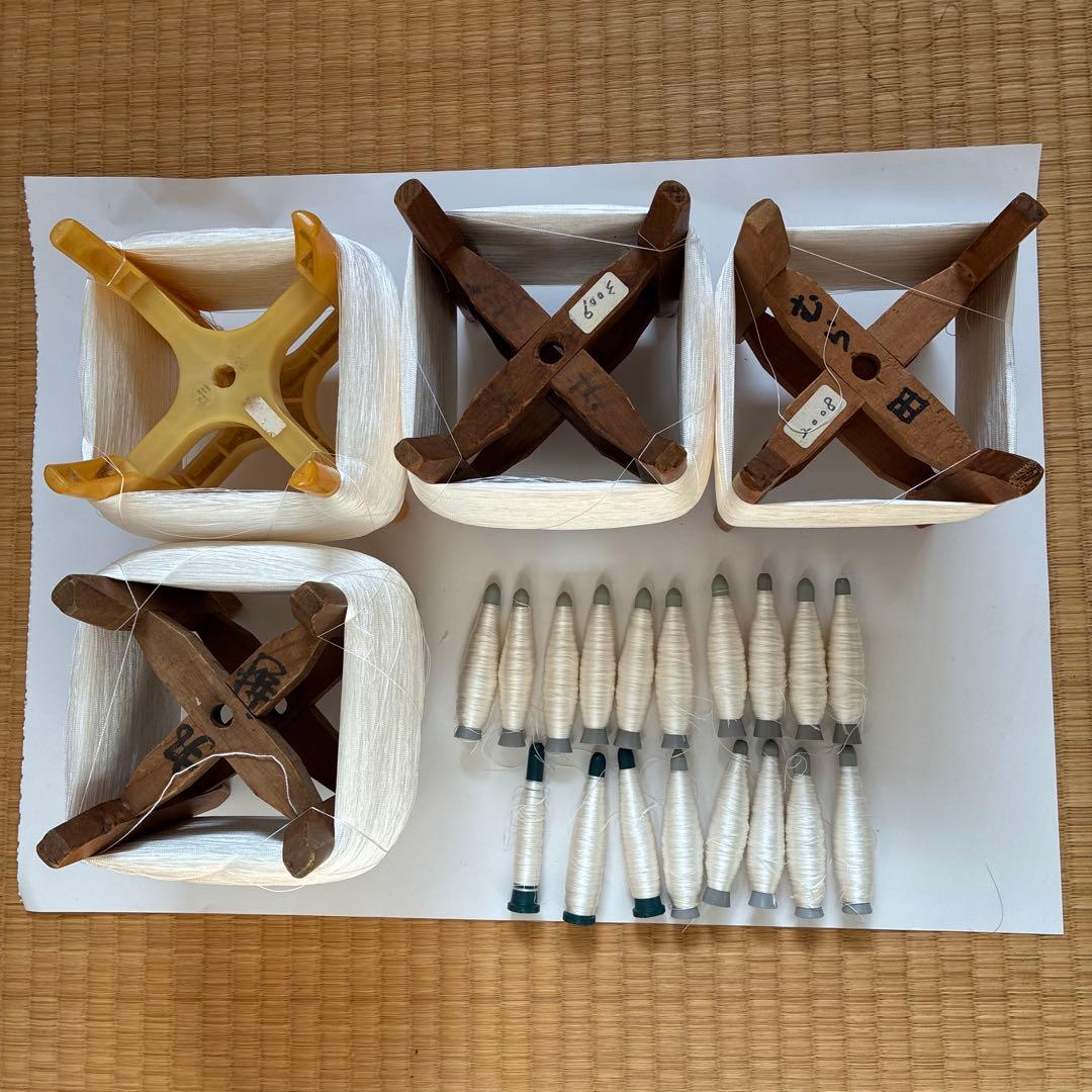 木枠　プラスチック枠に巻いた織物用絹糸と管に巻いた織物用絹糸