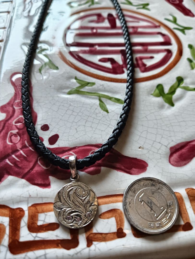 オーバルペンダントとレザーのネックレス