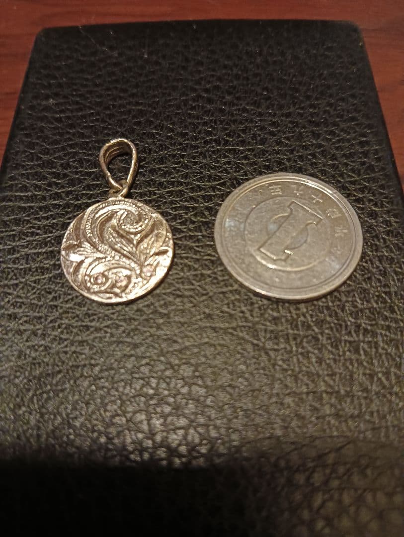 オーバルペンダントとレザーのネックレス