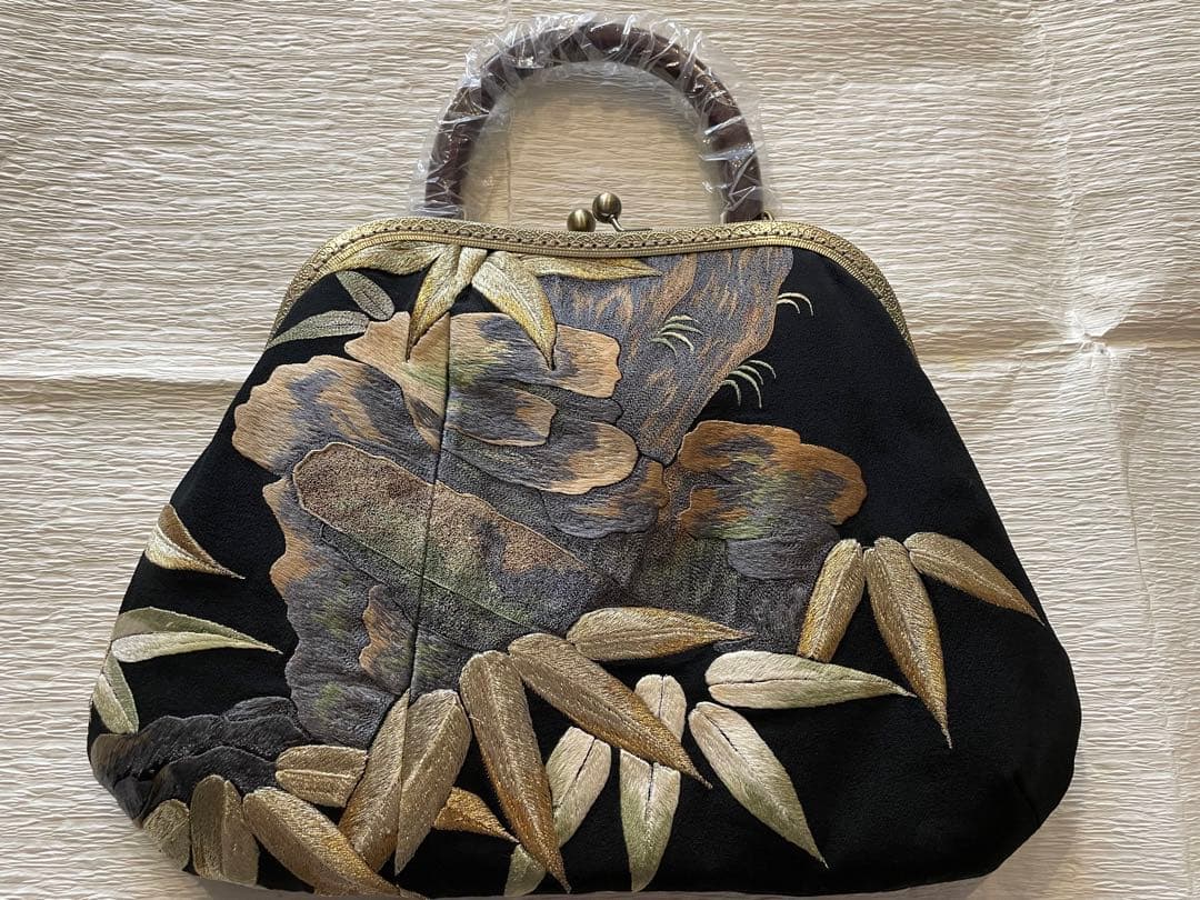 古布リメイクがま口バッグ　留袖　鳥　刺繍