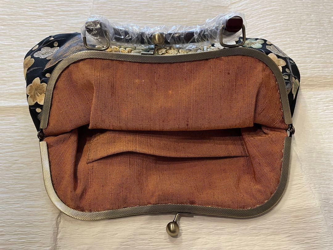 古布リメイクがま口バッグ　留袖　鳥　刺繍