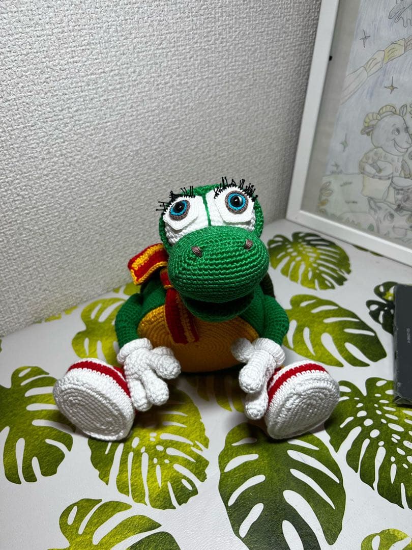 サッカーボールを持つ編み物カメのぬいぐるみ