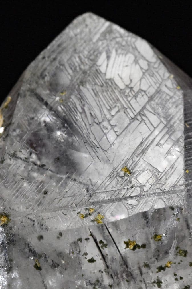 パキスタンシガール渓谷産クローライト 角閃石入り水晶