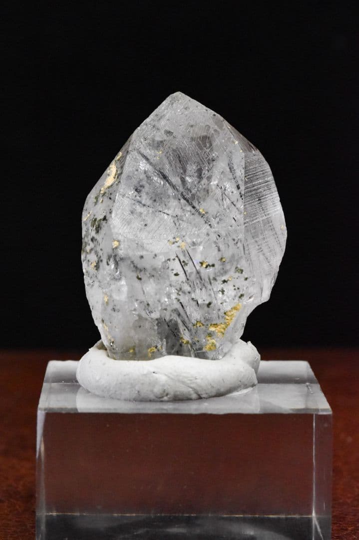 パキスタンシガール渓谷産クローライト 角閃石入り水晶