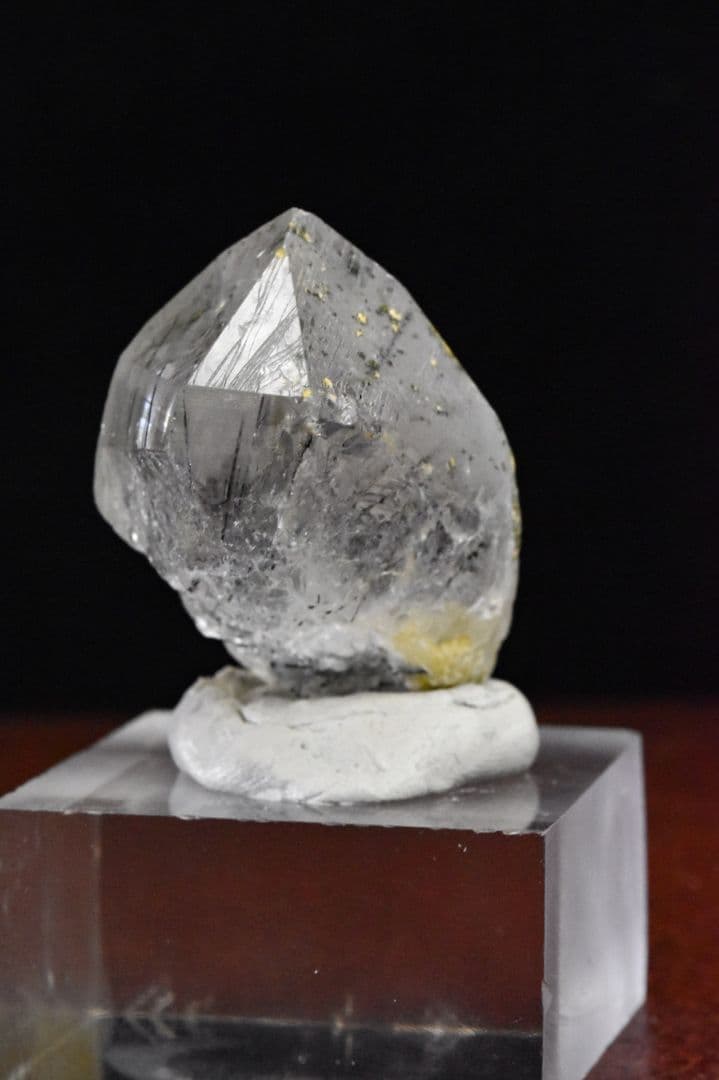 パキスタンシガール渓谷産クローライト 角閃石入り水晶