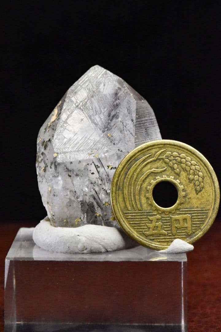 パキスタンシガール渓谷産クローライト 角閃石入り水晶