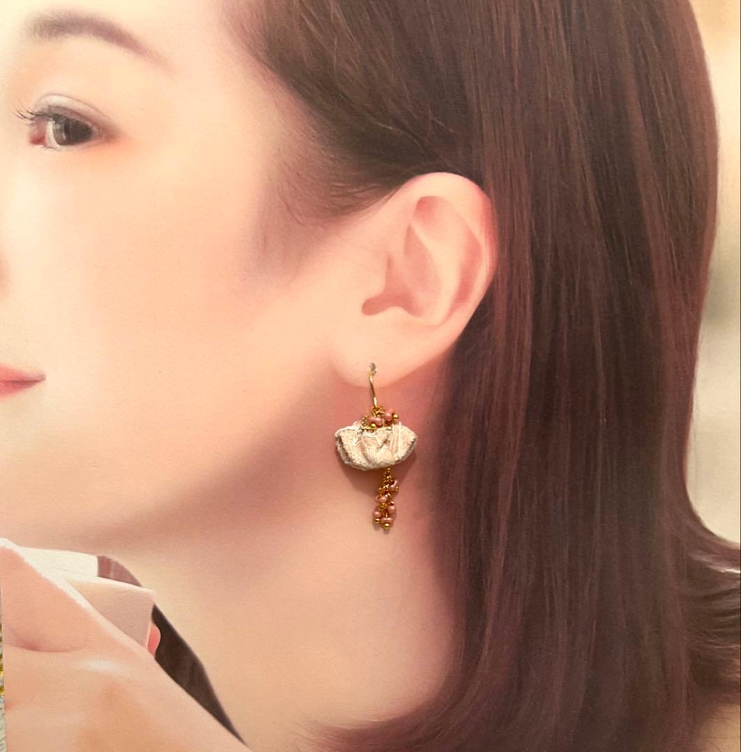 «767»◤完売◢ファルファーレ&リボン耳飾り*艶っぽく光沢感*小ぶりゆらり