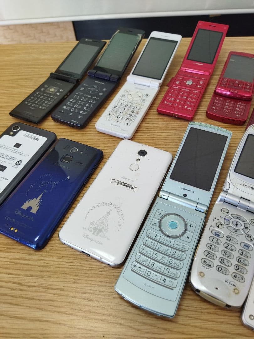 【0220D】携帯電話　ガラケー　AQUOS docomo他　16点　スマホ