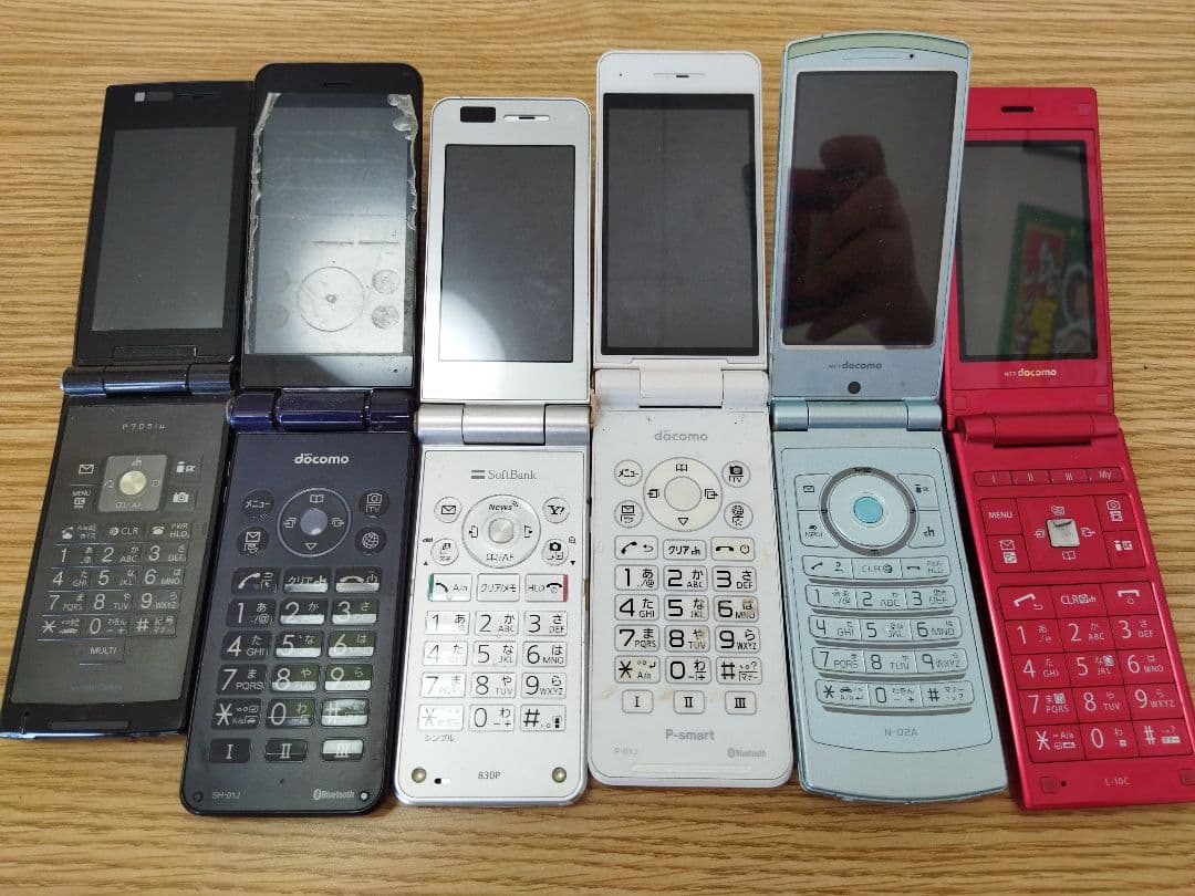 【0220D】携帯電話　ガラケー　AQUOS docomo他　16点　スマホ