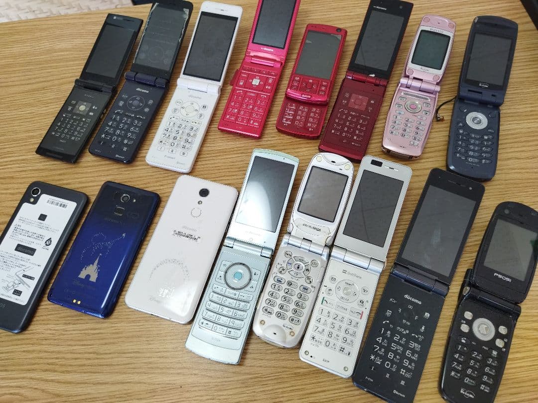 【0220D】携帯電話　ガラケー　AQUOS docomo他　16点　スマホ