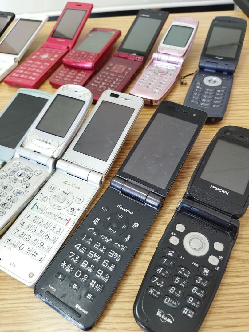 【0220D】携帯電話　ガラケー　AQUOS docomo他　16点　スマホ