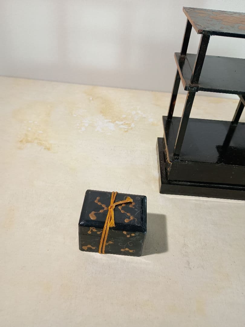 伝統的な漆塗りと金蒔絵が施された雛道具 ３点