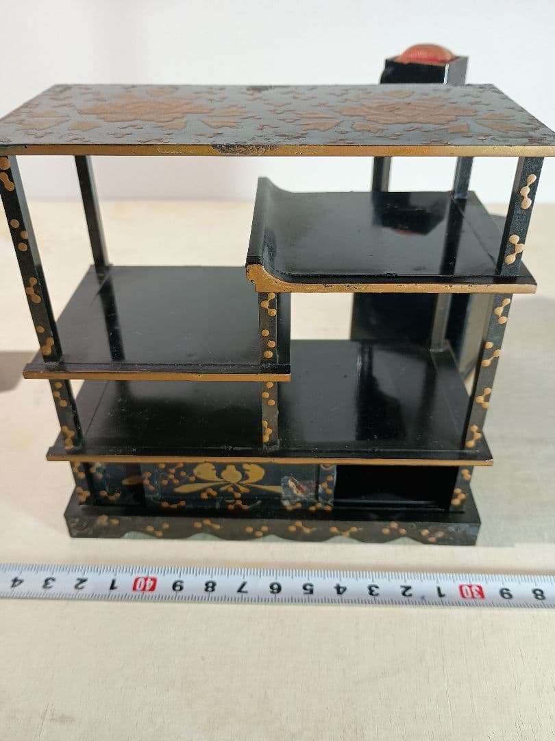 伝統的な漆塗りと金蒔絵が施された雛道具 ３点