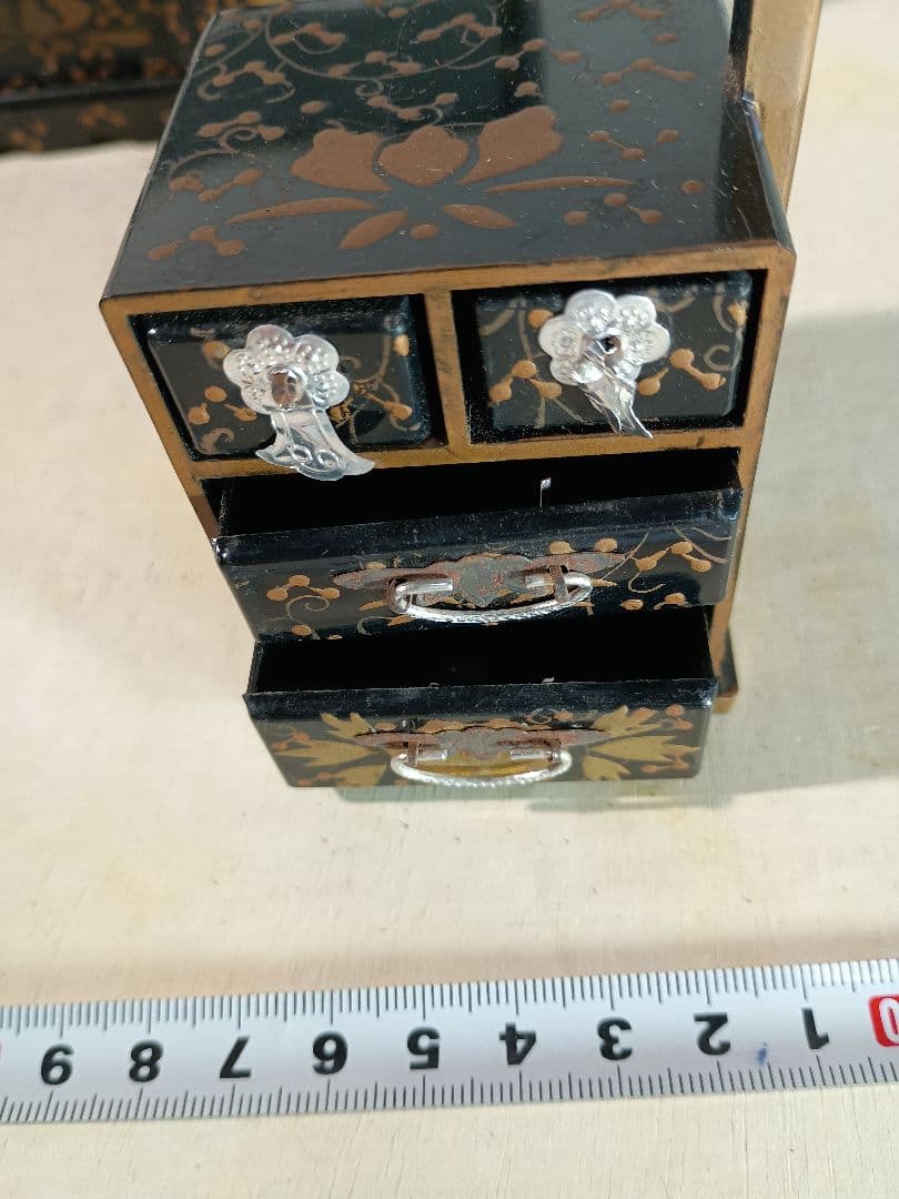 伝統的な漆塗りと金蒔絵が施された雛道具 ３点