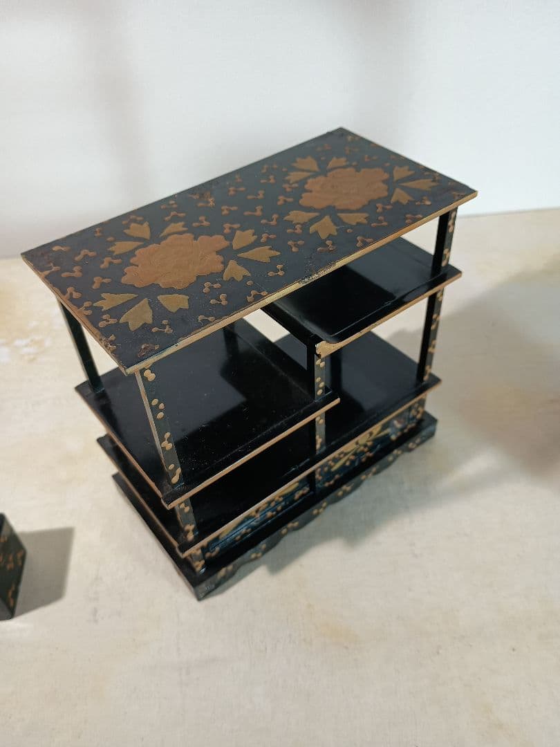 伝統的な漆塗りと金蒔絵が施された雛道具 ３点