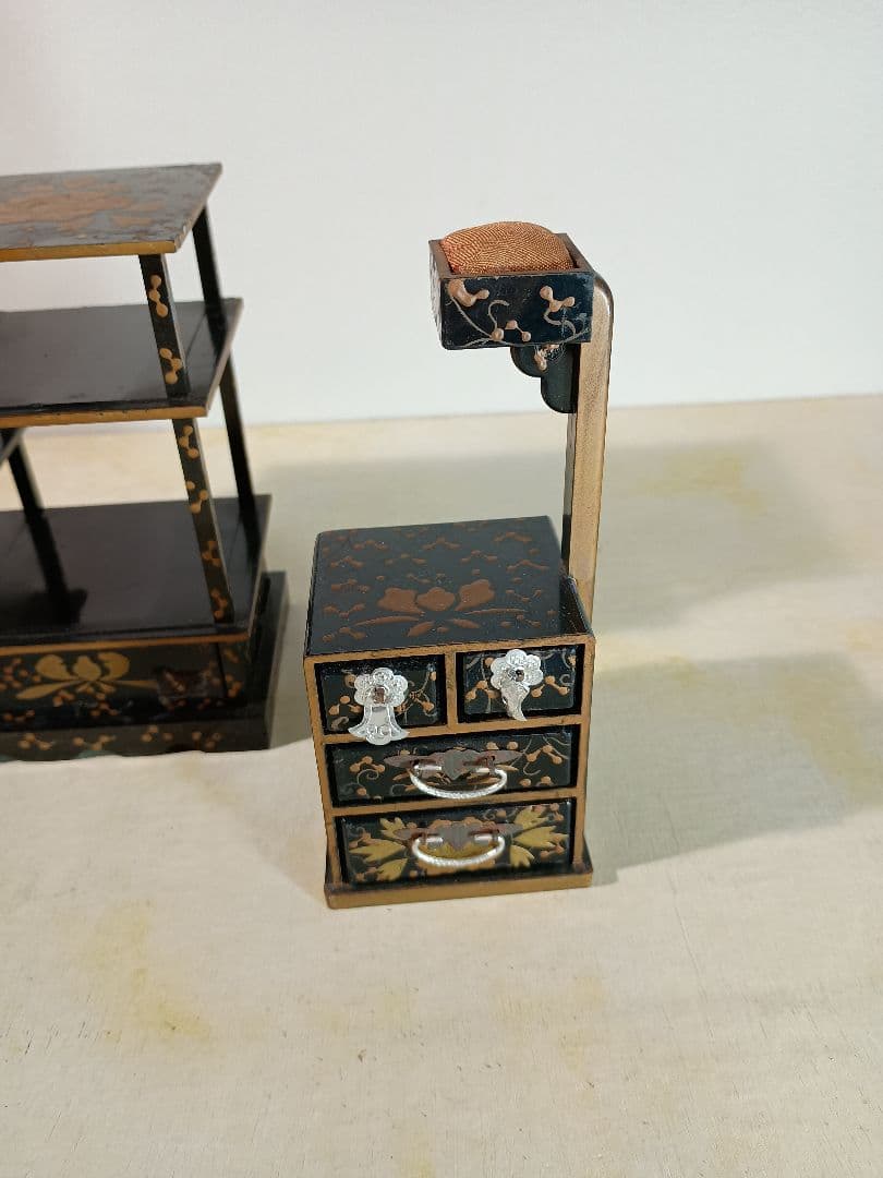 伝統的な漆塗りと金蒔絵が施された雛道具 ３点