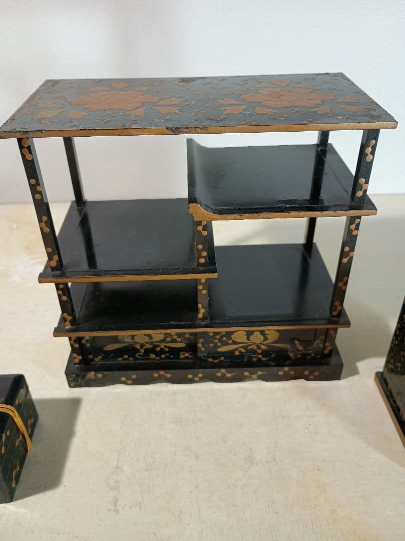 伝統的な漆塗りと金蒔絵が施された雛道具 ３点