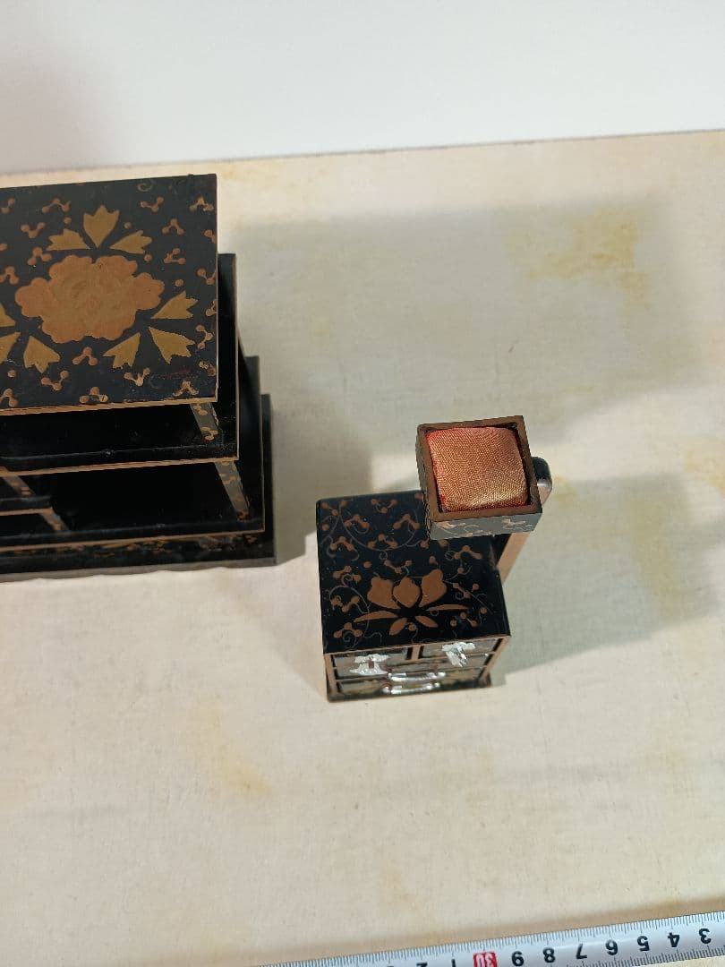 伝統的な漆塗りと金蒔絵が施された雛道具 ３点