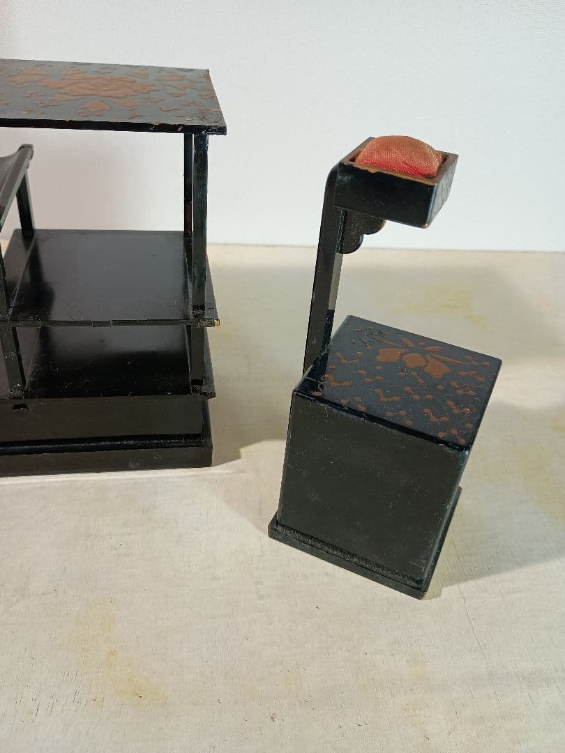 伝統的な漆塗りと金蒔絵が施された雛道具 ３点