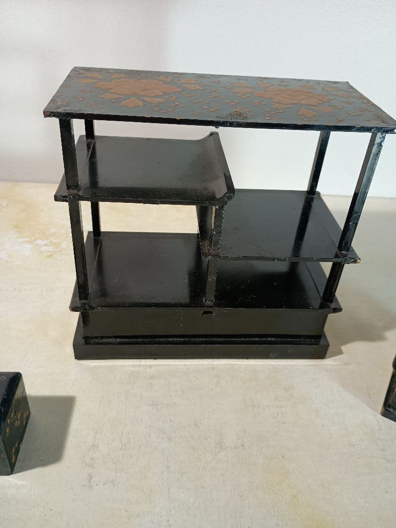 伝統的な漆塗りと金蒔絵が施された雛道具 ３点