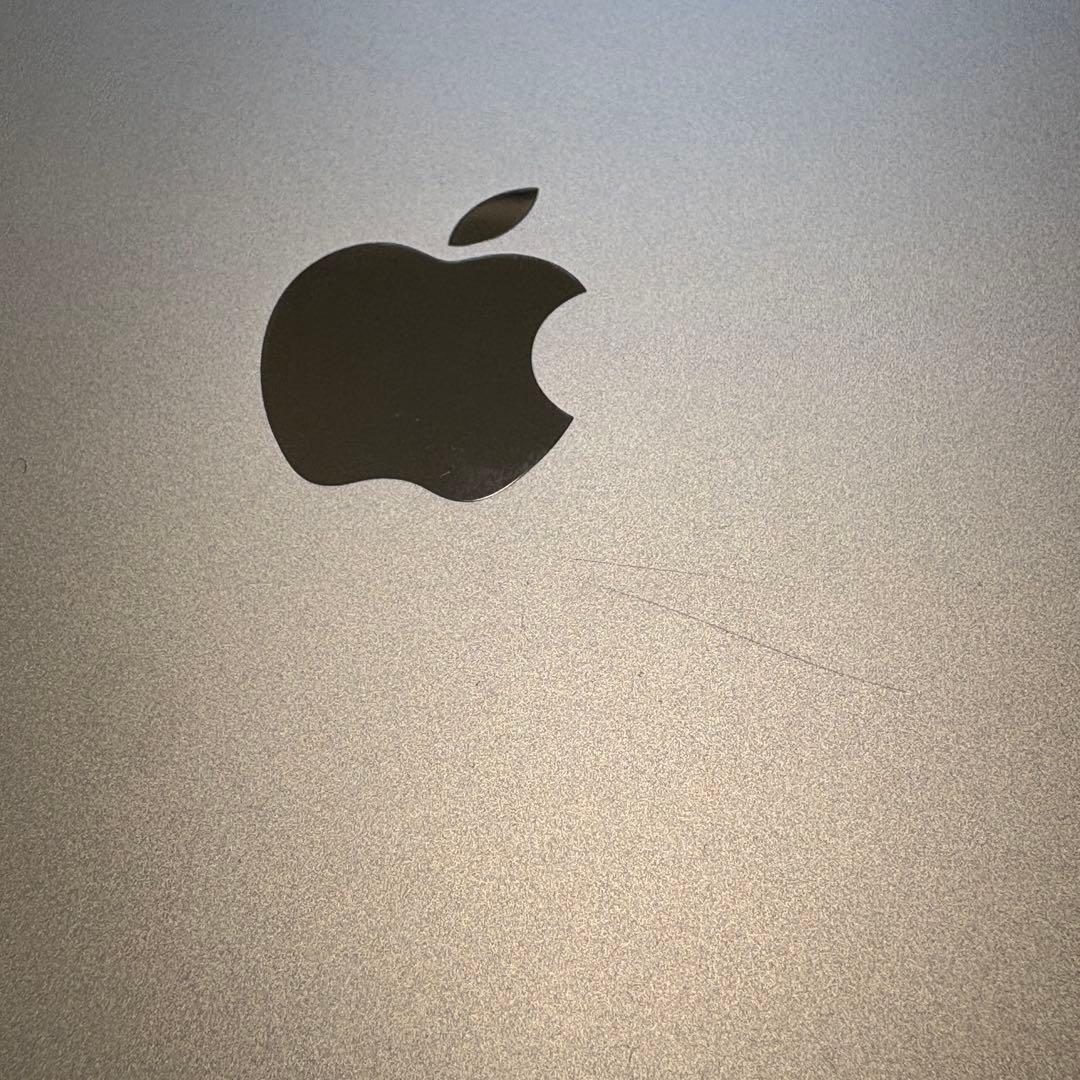 iPadmini4 シルバー 本体 小さな傷あり