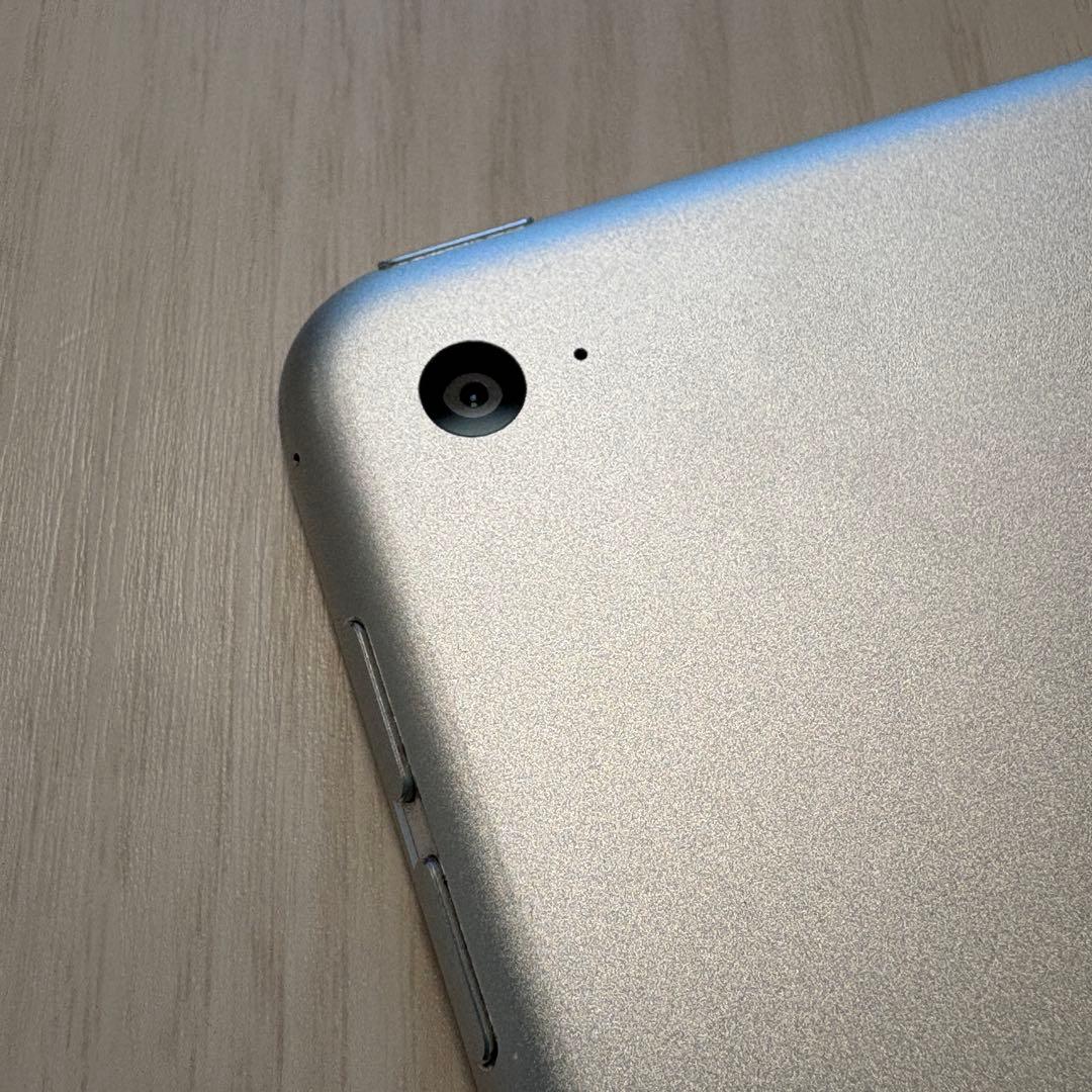 iPadmini4 シルバー 本体 小さな傷あり