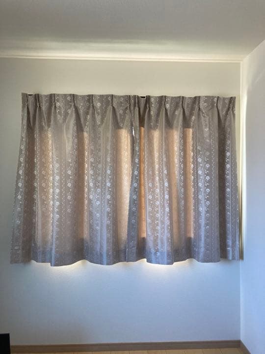 カーテン　腰窓