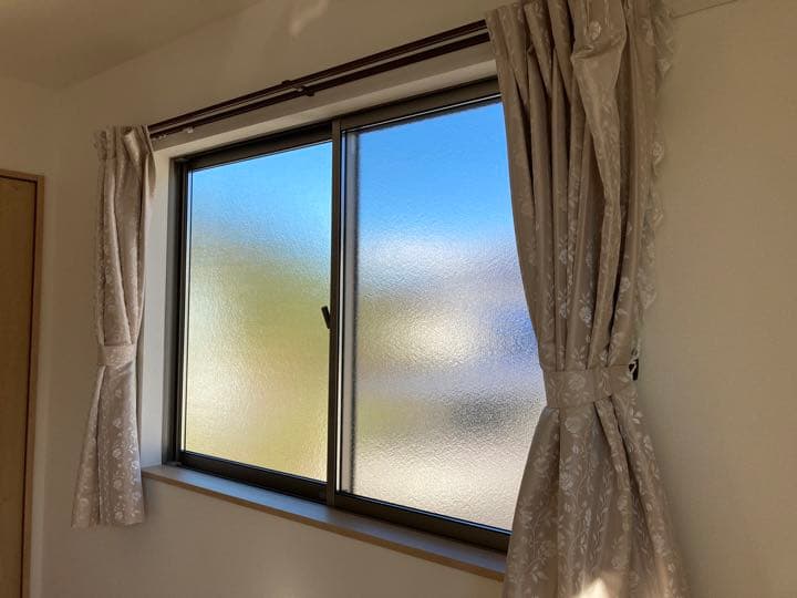 カーテン　腰窓