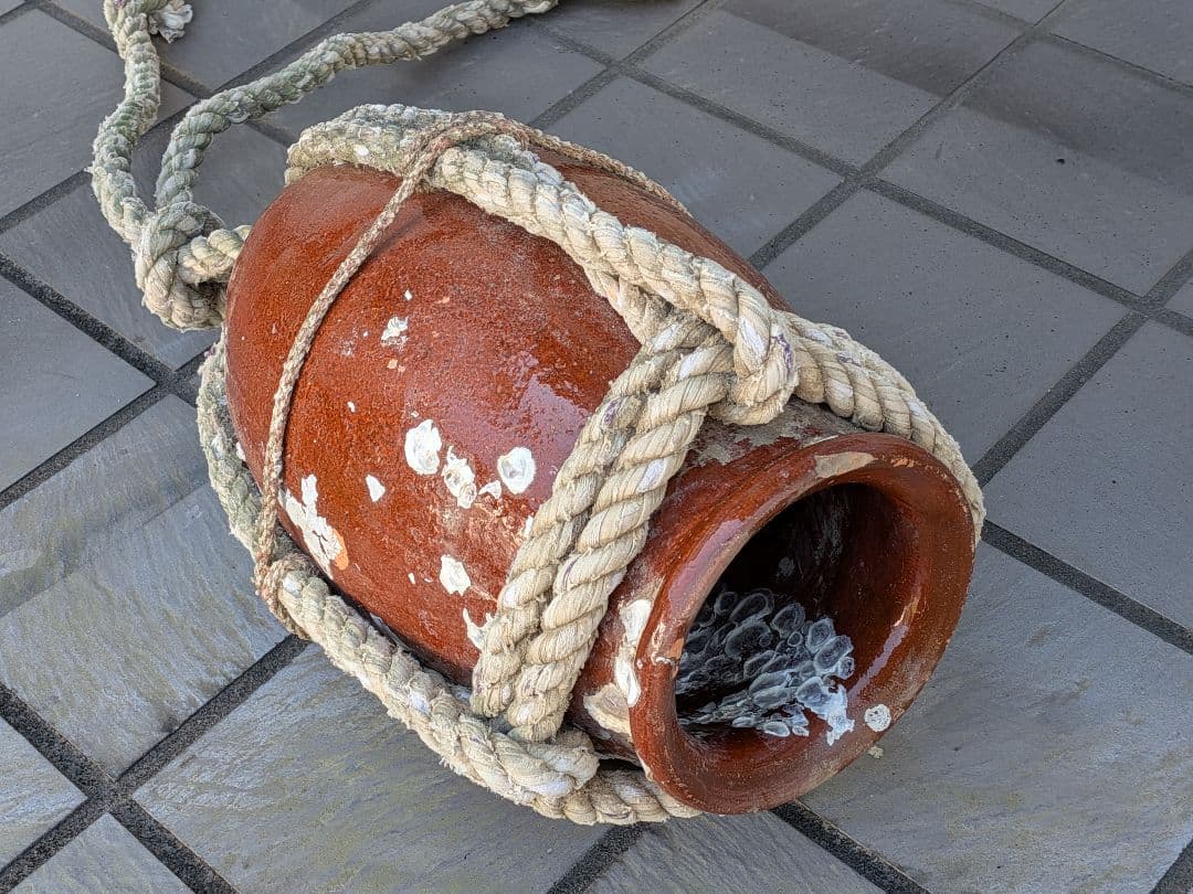 瀬戸内海海上がり全長２８Ｘ口幅１３Ｘ胴径６０Ｘ重さ２キロ風流な綱付大ダコ蛸壺飾り