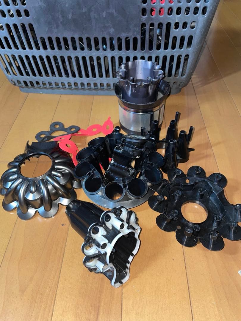 ダイソンV8 SV10コードレスクリーナー掃除機3