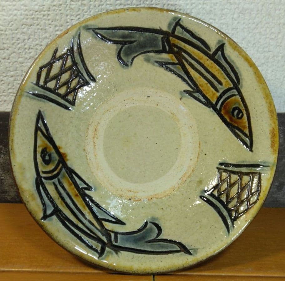 人間国宝 金城次郎 魚紋皿 栞 共箱 美品 壷屋焼 ｗ14.5cm やちむん