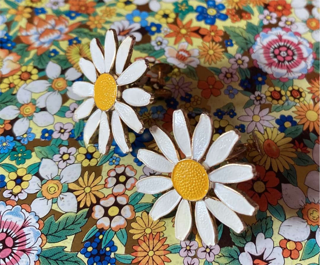 専用★1131☆ACCESSOCRAFT N.Y./エナメルデイジー/イヤリング