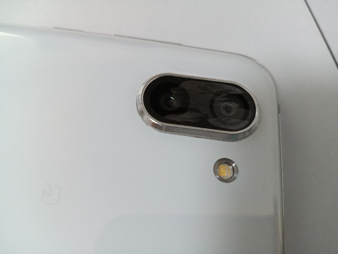 ☆ au SHARP SHV42 AQUOS R2 ホワイト