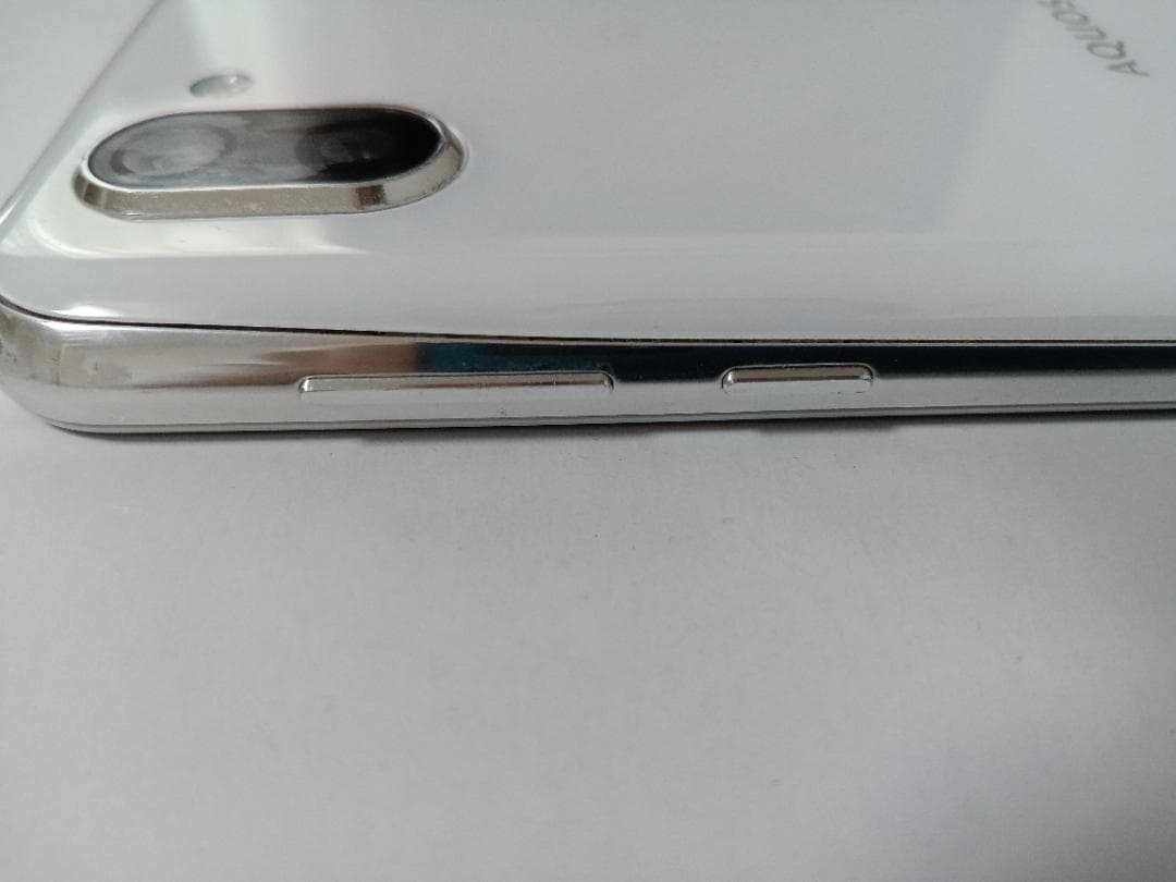 ☆ au SHARP SHV42 AQUOS R2 ホワイト