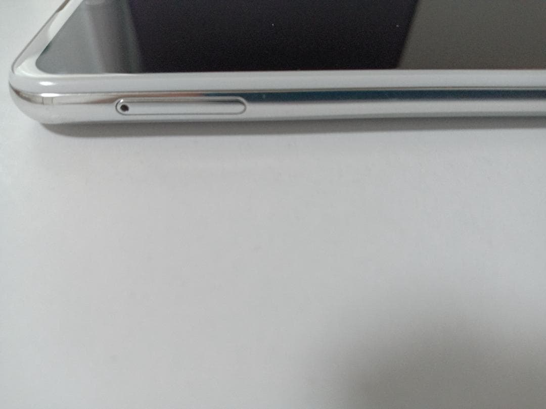 ☆ au SHARP SHV42 AQUOS R2 ホワイト