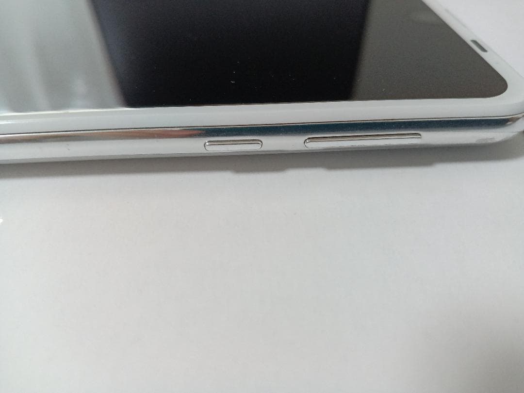 ☆ au SHARP SHV42 AQUOS R2 ホワイト