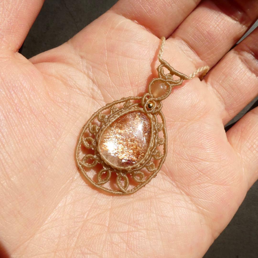 美麗サンストーンのマクラメネックレス