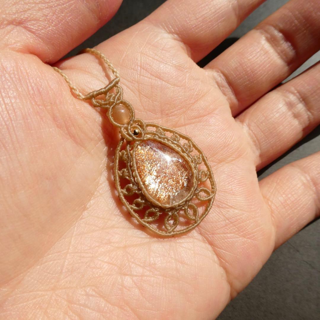 美麗サンストーンのマクラメネックレス