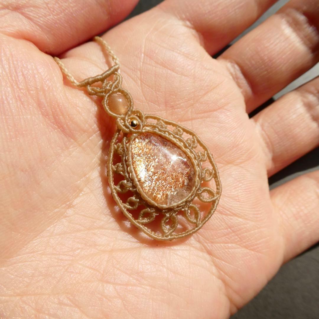 美麗サンストーンのマクラメネックレス