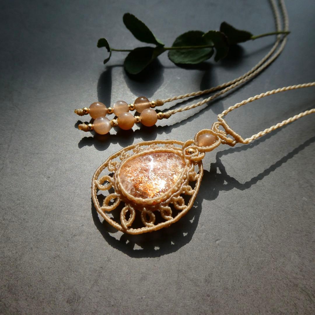 美麗サンストーンのマクラメネックレス