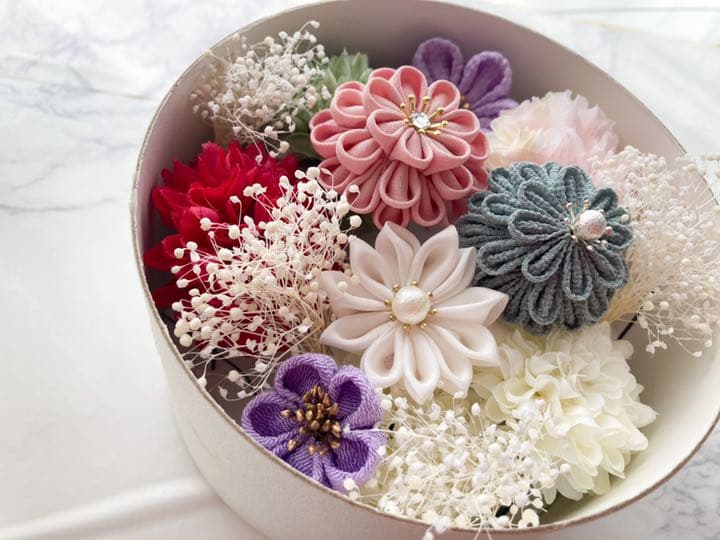 和装髪飾り　つまみ細工髪飾り　赤　白　成人式　卒業式　袴　七五三